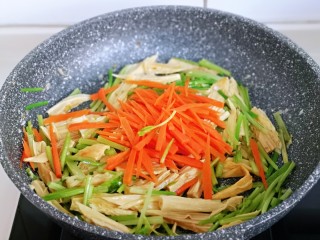 12、蒜蓉腐竹炒芹菜,再加入切好的胡萝卜丝翻炒均匀。
