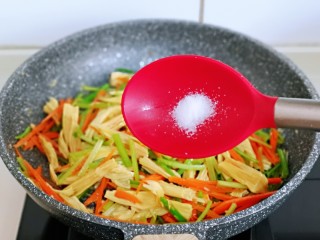 13、蒜蓉腐竹炒芹菜,按个人口味加入食用盐。