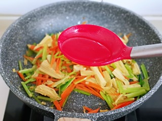 14、蒜蓉腐竹炒芹菜,最后加入一小勺纯净水，翻炒2分钟关火。