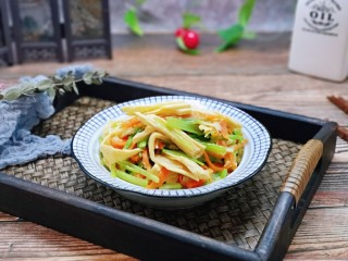 15、蒜蓉腐竹炒芹菜,盛出装盘，色彩搭配的一道家常菜。