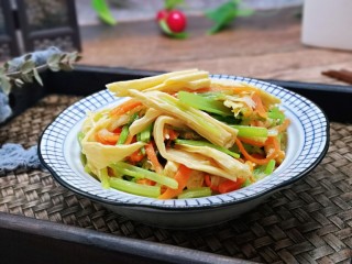 16、蒜蓉腐竹炒芹菜,特别清爽的一道快手小菜，简约而不简单。