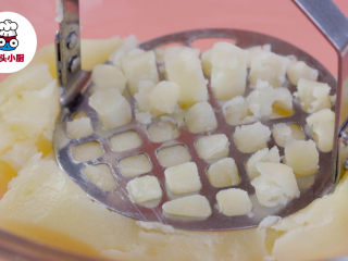 1、低卡土豆薄脆饼！,土豆1个去皮，放入上汽的蒸锅中蒸熟，取出碾压成泥