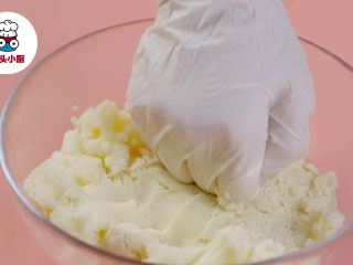 2、低卡土豆薄脆饼！,碗中筛入低筋面粉150g，加入盐1g、小苏打1g，混合均匀，再倒入橄榄油40g，搅拌均匀，接着倒入土豆泥80g，揉成面团