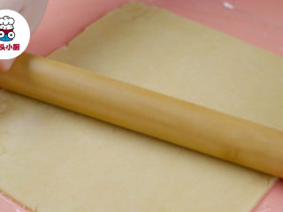 3、低卡土豆薄脆饼！,将面团放在保鲜膜上，擀成薄皮