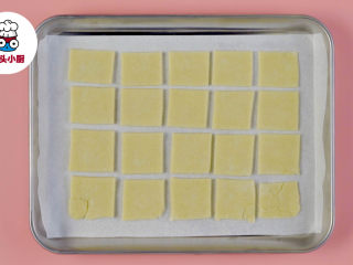 4、低卡土豆薄脆饼！,将面皮切成均匀的方块，摆入铺有烘焙纸的烤盘