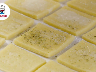 5、低卡土豆薄脆饼！,用叉子在饼干上扎些小孔，再刷上少许清水，撒上少许盐和欧芹碎