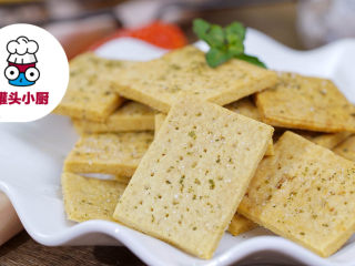 6、低卡土豆薄脆饼！,放入预热好170℃的烤箱，烤制约15分钟，取出晾凉，即可享用