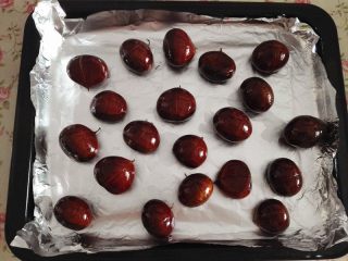 5、烤板栗,烤盘上铺锡纸，上面摆放板栗，切口朝上，