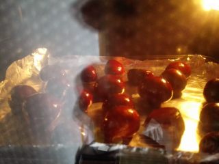 6、烤板栗,烤箱预热，上下火，中层200度，烤20分钟，