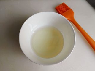 7、烤板栗,将水，糖，蜂蜜兑在一起，拌匀，