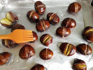 8、烤板栗,用刷子均匀的涂在板栗上，