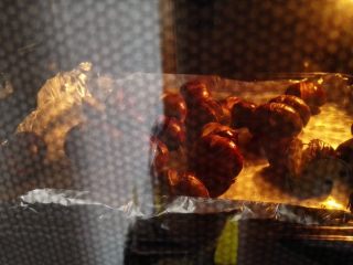 10、烤板栗,拿掉锡纸，继续烤10分钟，