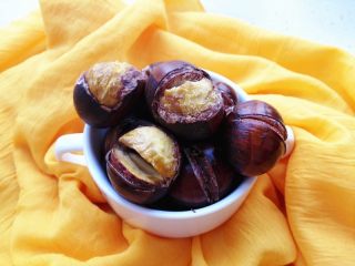 12、烤板栗,外面甜甜的，里面绵绵沙沙的，很香甜。