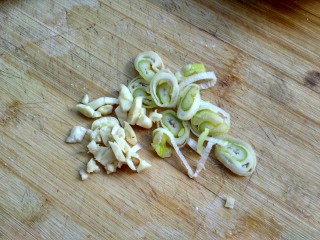 2、麻婆豆腐,葱切片，蒜拍碎切粒