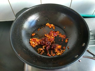 8、麻婆豆腐,舀一勺香菇酱放入，炒香