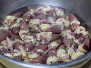 1、辣炒鸡心,将鲜鸡心用清水浸泡一会儿，去除血污。