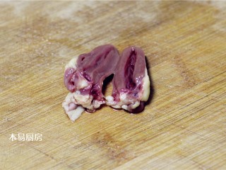 2、辣炒鸡心,把鸡心从中间剖开，切成两半。