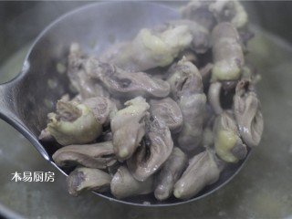 5、辣炒鸡心,捞出焯好的鸡心，冲洗去浮沫，沥去水分，备用。