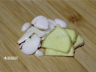 9、辣炒鸡心,姜蒜洗净，分别切成片备用。