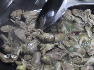 11、辣炒鸡心,下入焯好的鸡心，大火煸炒3分钟。