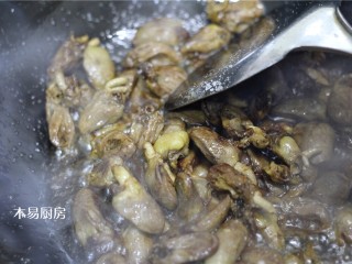 12、辣炒鸡心,放入1勺老抽，翻炒至上色。放入少许料酒去腥。