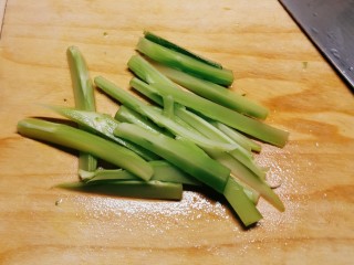 5、蚝油油麦菜,油麦菜的茎部分去皮切条状