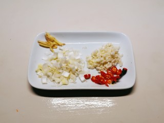 7、蚝油油麦菜,姜切丝 蒜切末 葱切碎 红尖椒切圈 备用