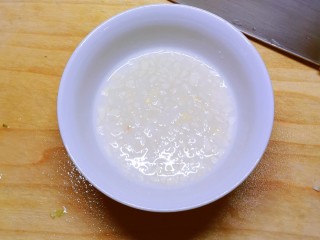 8、蚝油油麦菜,蒜末放入小碗 放入淀粉  3汤匙清水 备用