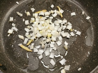 9、蚝油油麦菜,起油锅 油热后放入姜丝葱碎炒香