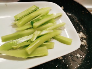 10、蚝油油麦菜,放入茎部分  翻炒断生