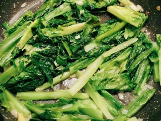 11、蚝油油麦菜,放入油麦菜叶子部分翻炒