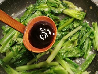 12、蚝油油麦菜,放入蚝油 翻拌均匀