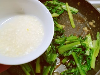 13、蚝油油麦菜,倒入调好的蒜末水淀粉