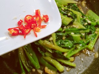 15、蚝油油麦菜,倒入红尖椒  关火