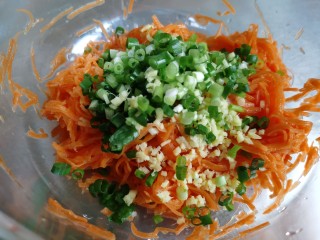 8、炸胡萝卜丸子,加入葱花姜末。