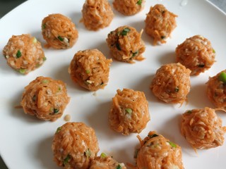 11、炸胡萝卜丸子,团成丸子，图省事就用小勺子直接挖到锅里炸。