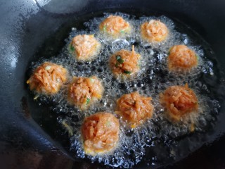 12、炸胡萝卜丸子,锅里放油，油温不要太热，放入萝卜丸子炸制。一开始炸油温太高，会造成丸子表面发焦里面不熟。