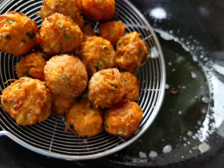 15、炸胡萝卜丸子,炸至丸子金黄时捞出装盘。