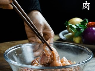 1、干锅鸡,鸡肉斩成块，洗净血水，用少许要盐、料酒、胡椒粉腌制15分钟。