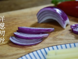 2、干锅鸡,将土豆和莲藕去皮切片，洋葱和仔姜切丝，青椒、红椒、干辣椒、大葱切断段。