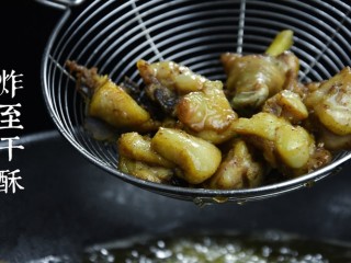 3、干锅鸡,鸡块放入油锅中炸至表皮干酥，捞出控油。
