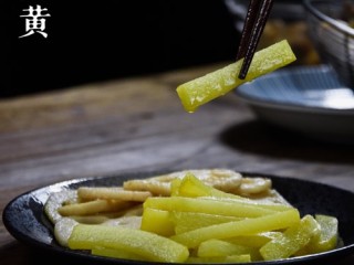 4、干锅鸡,油锅烧至7成熟，下藕片、土豆条炸至表面金黄，捞出控油。