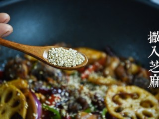 7、干锅鸡,加入炸好的蔬菜，充分翻炒，准备五香粉、孜然粉、花椒粉、辣椒粉、熟芝麻、香油、放入翻炒均匀。