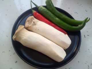 1、蚝油双椒手撕杏鲍菇,食材准备