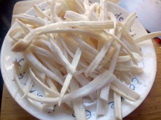 2、蚝油双椒手撕杏鲍菇,杏鲍菇洗干净，撕成丝