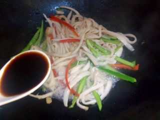 8、蚝油双椒手撕杏鲍菇,炒到杏鲍菇变软，放1勺生抽