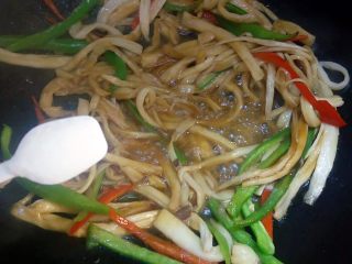 10、蚝油双椒手撕杏鲍菇,放适量盐