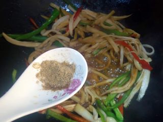 11、蚝油双椒手撕杏鲍菇,最后放适量胡椒粉