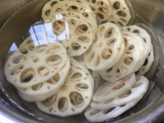 2、香辣藕片,切片在清水浸泡放氧化