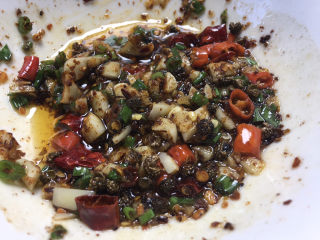 6、香辣藕片,烧热油淋入爆香